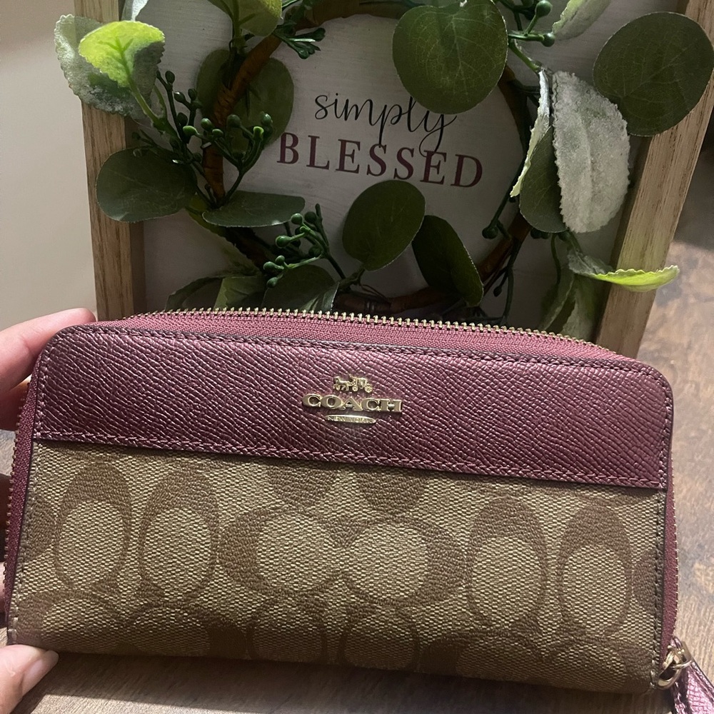 Coach Rehab Wallet
Peeling inside 
Outside is great condition